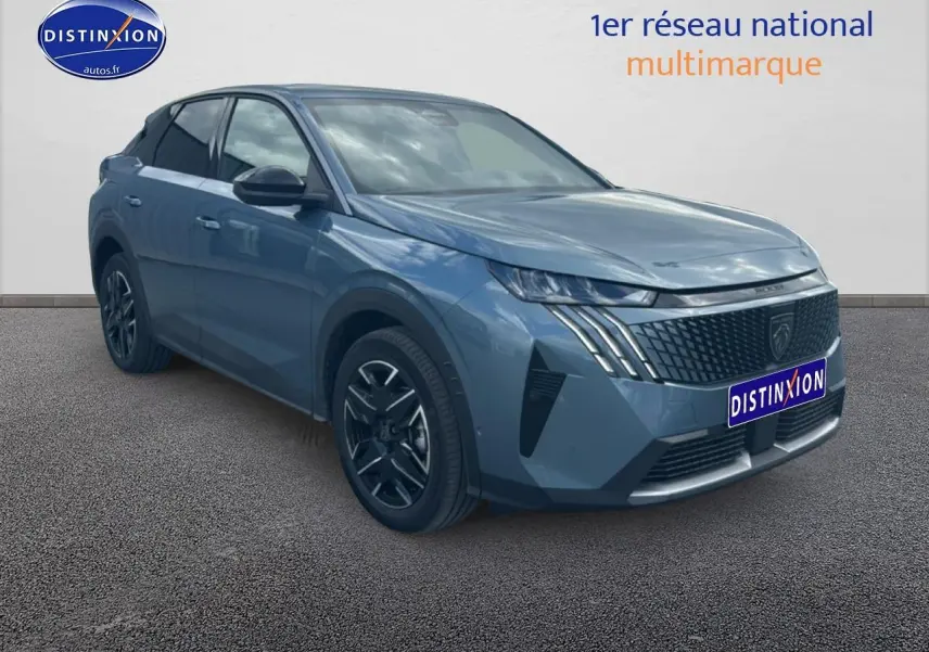 Peugeot 3008 bleu en 3/4 avant droit, avec calandre distinctive et feux LED verticaux marquants.