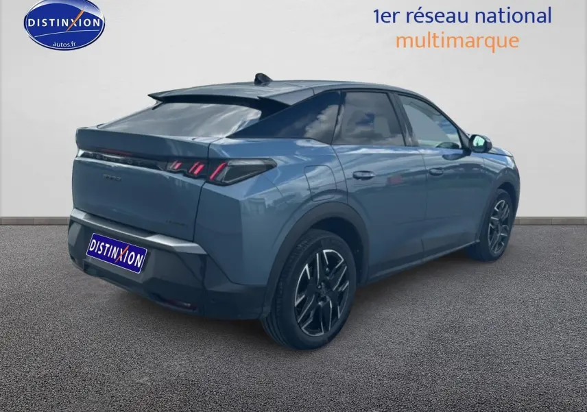 Vue 3/4 arrière droite d’un Peugeot 3008 bleu 2025 avec jantes alu et feux arrière LED distinctifs.