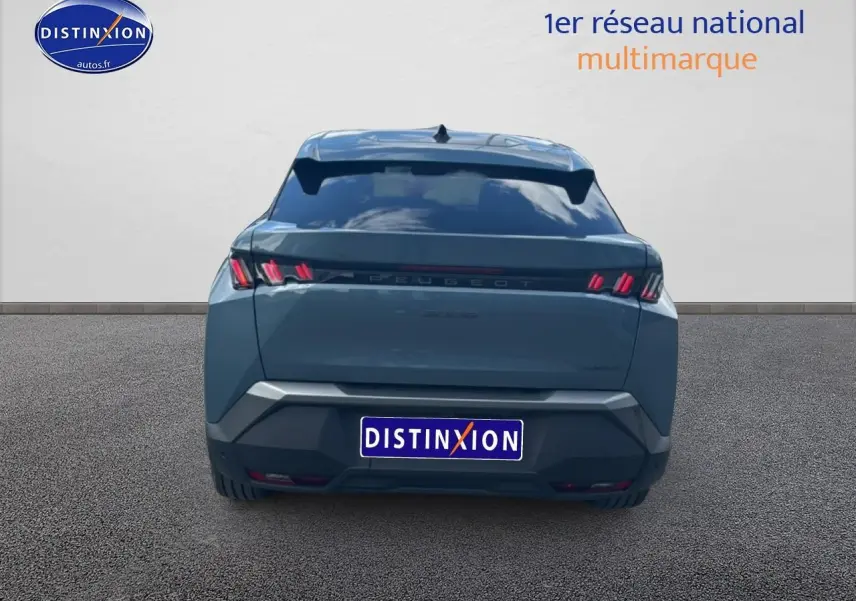 Vue arrière d'un Peugeot 3008 bleu 2025 avec feux LED distinctifs et becquet arrière.