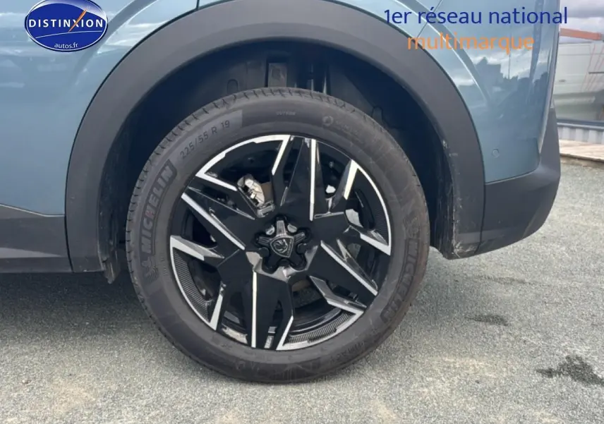 Gros plan sur la roue arrière droite du Peugeot 3008 bleu 2025 avec jante alu noire et argentée.