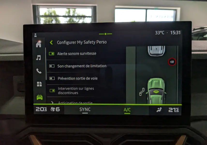 Écran tactile intérieur du Dacia Bigster 2026 montrant les options de sécurité et la climatisation à 20°C et 21,5°C.