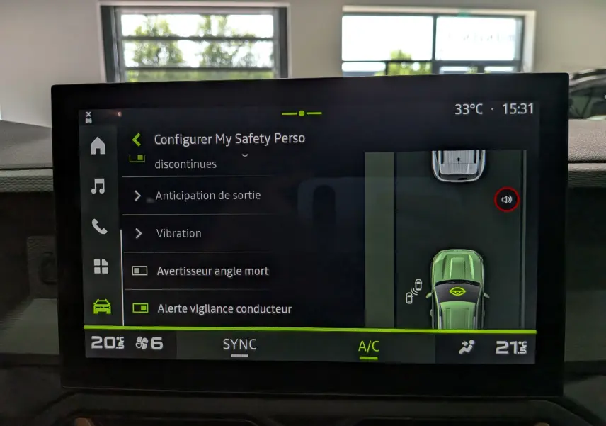 Écran central du tableau de bord montrant les réglages de sécurité du Dacia Bigster avec interface moderne et température affichée.