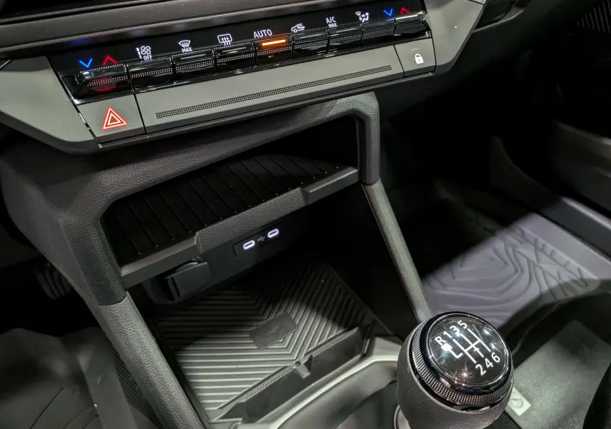Gros plan sur la console centrale intérieure du Dacia Bigster 2026, avec levier de vitesse manuel et commandes climatisation.