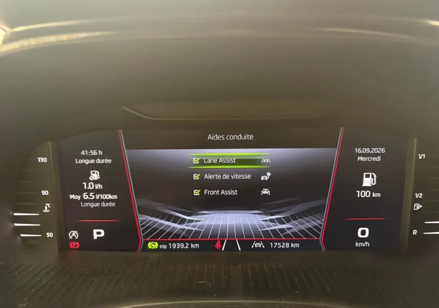 Tableau de bord numérique de la Skoda Fabia 2025 affichant les aides à la conduite et les informations de trajet.