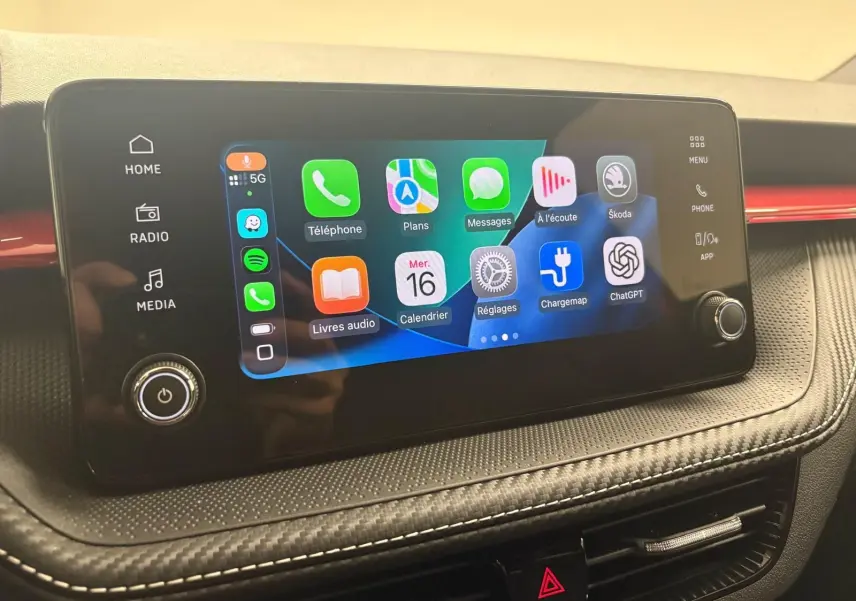 Écran tactile central du tableau de bord de la Skoda Fabia Monte Carlo 2025 avec interface connectée et finition carbone.