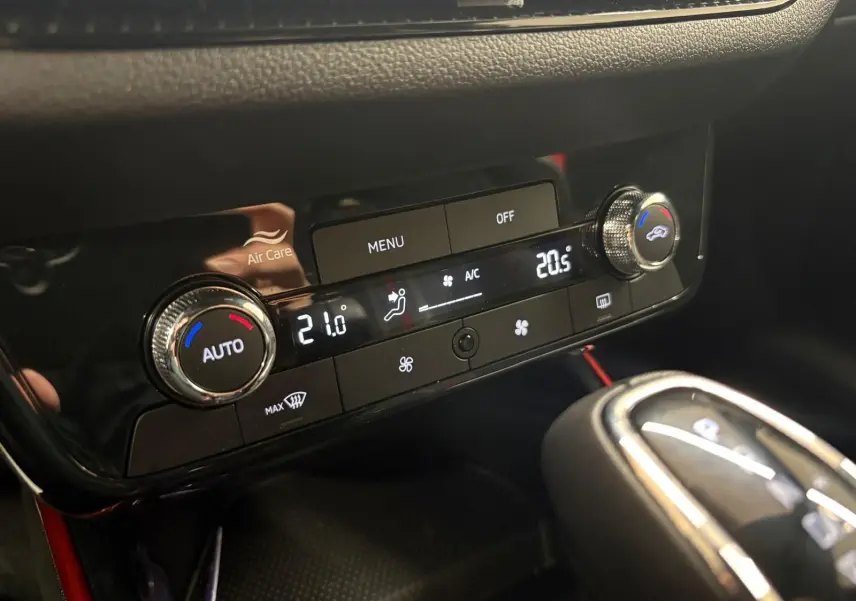 Gros plan sur la console centrale de la Skoda Fabia 2025, montrant la climatisation digitale et le levier de boîte automatique.