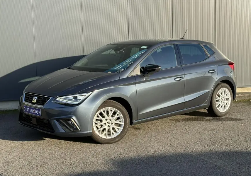SEAT Ibiza TSI 115 FR gris magnétique vue 3/4 avant droit avec jantes alliage et phares LED triangulaires
