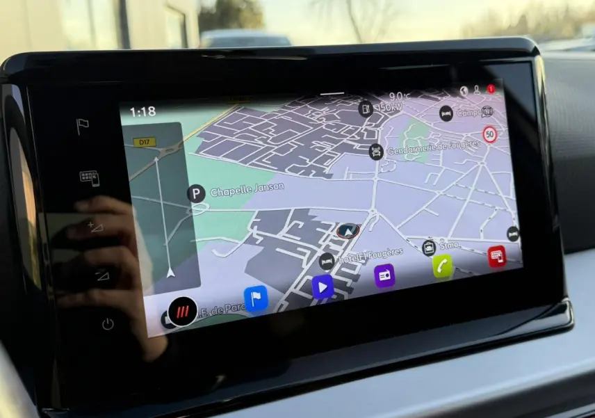 Écran tactile du système de navigation NaviSystem+9 de la SEAT IBIZA TSI 115 FR 2025 en gros plan intérieur