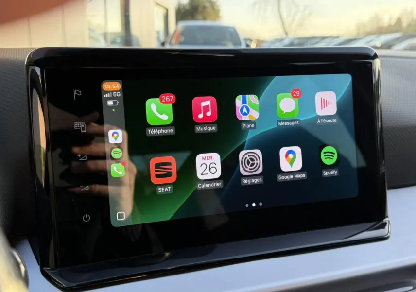 Écran tactile central du tableau de bord de la SEAT IBIZA TSI 115 FR 2025 affichant Apple CarPlay.