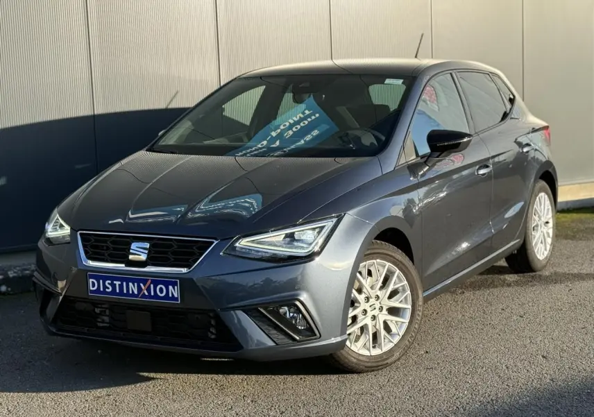 SEAT Ibiza TSI 115 FR gris magnétique vue 3/4 avant droit avec jantes alliage et phares LED triangulaires.