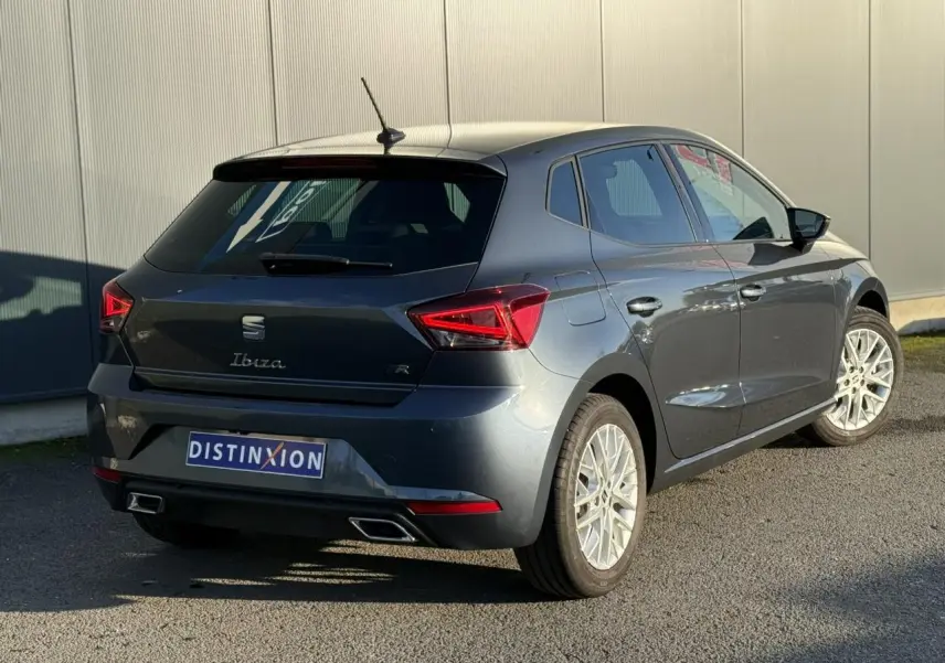 SEAT Ibiza TSI 115 FR gris magnétique vue 3/4 arrière droit avec feux LED triangulaires et jantes alliage.