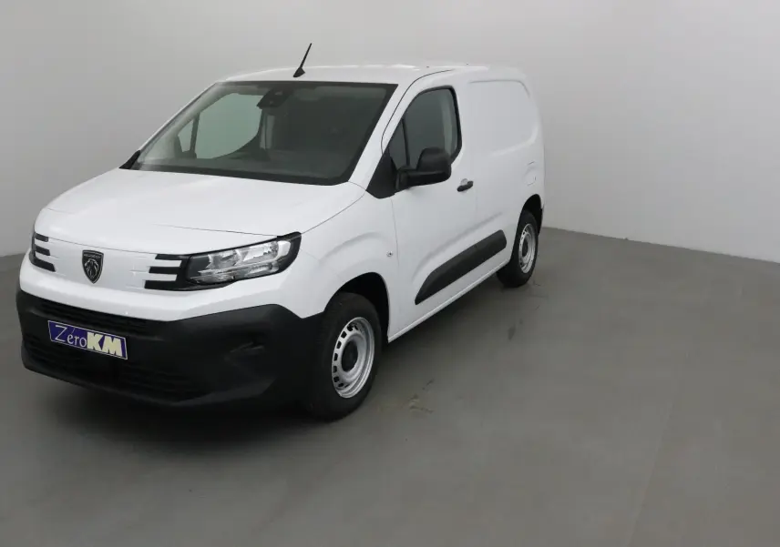 Peugeot Partner blanc en 3/4 avant droit, fourgon utilitaire avec pare-chocs noirs et jantes acier simples.