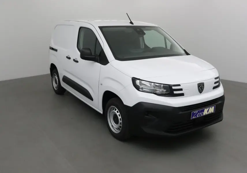 Peugeot Partner blanc en vue 3/4 avant droit, fourgon compact avec pare-chocs noir et jantes acier simples.
