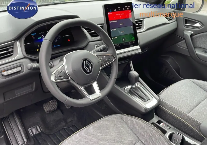 Vue intérieure côté conducteur du Renault Captur 2025, tableau de bord moderne avec écran tactile vertical et volant multifonction.