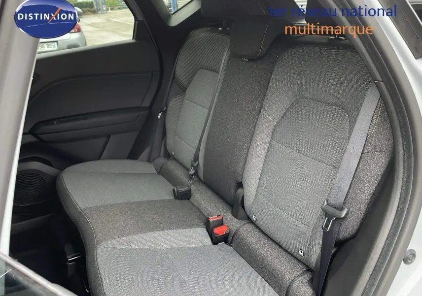 Vue intérieure sur les sièges arrière en tissu gris du Renault Captur 2025, porte arrière droite ouverte.