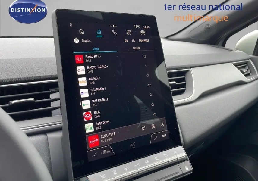 Vue intérieure du tableau de bord du Renault Captur 2025, mettant en valeur l'écran tactile central et les commandes de climatisation.