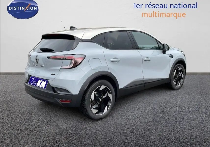 Vue 3/4 arrière droite du Renault Captur gris Rafale métal avec toit beige et jantes noires au design moderne.