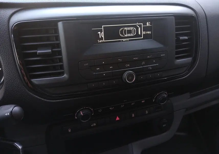 Tableau de bord du Citroën Jumpy Fourgon 2021, vue centrée sur la console radio et climatisation, finition noire.