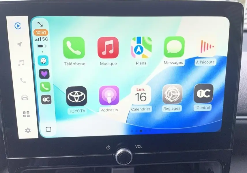 Écran tactile central de la Toyota Yaris Cross 2026 affichant l'interface Apple CarPlay colorée.