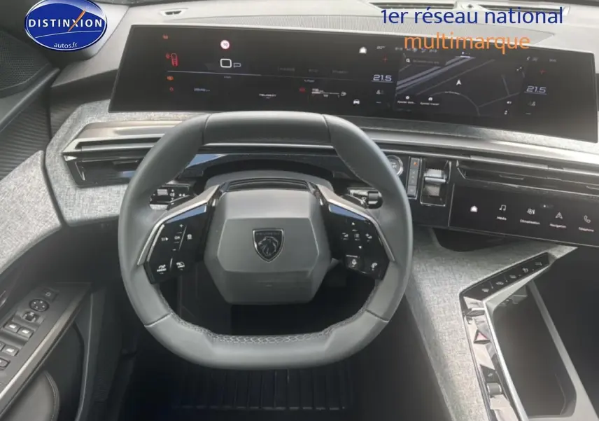 Vue intérieure centrée sur le volant cuir multifonction et le tableau de bord numérique du Peugeot 5008 noir 2025.