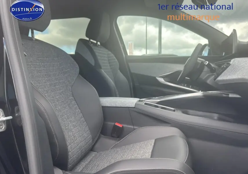Vue intérieure côté conducteur du Peugeot 5008 Hybrid 145 allure e-dcs6 2025 avec sièges tissu gris et cuir noir.