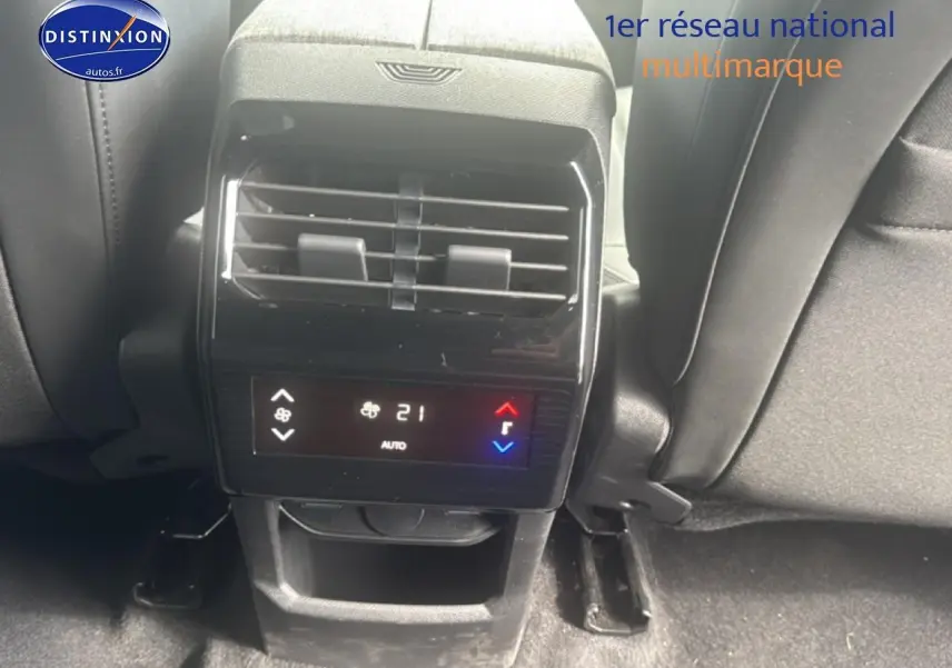 Vue rapprochée de la console arrière noire du Peugeot 5008 Hybrid 145 allure e-dcs6 avec commandes climatisation digitale.