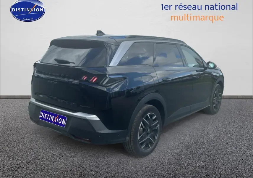 Vue 3/4 arrière droite d’un Peugeot 5008 noir 2025 avec feux arrière LED et jantes alu distinctives.