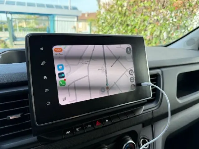 Écran tactile central du Renault Trafic Combi 2022 affichant une navigation GPS, intérieur gris.