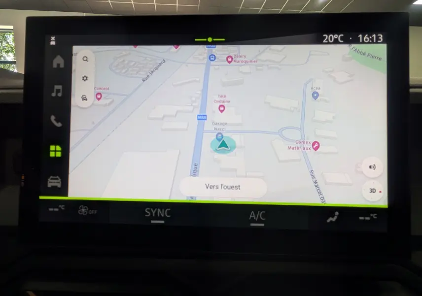 Écran tactile intérieur du Dacia Bigster 2026 affichant la navigation GPS avec carte et options climatisation visibles.