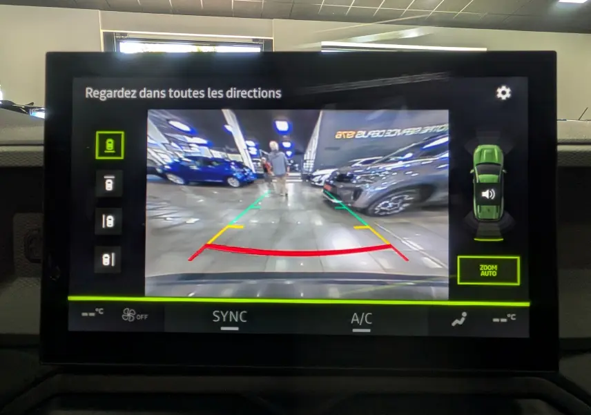 Écran de caméra de recul du Dacia Bigster gris schiste montrant l’arrière avec guidage de trajectoire coloré.