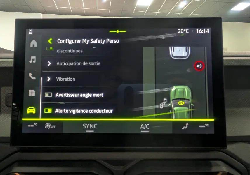 Écran tactile intérieur du Dacia Bigster affichant les réglages d’alerte angle mort et vigilance conducteur.
