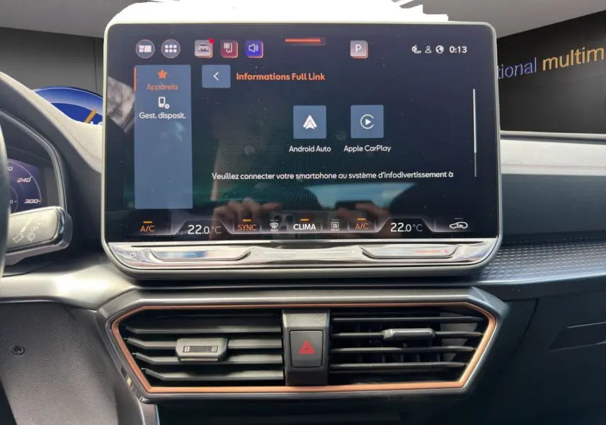 Vue rapprochée de l’écran tactile central du tableau de bord du CUPRA Formentor avec interface Android Auto et Apple CarPlay.