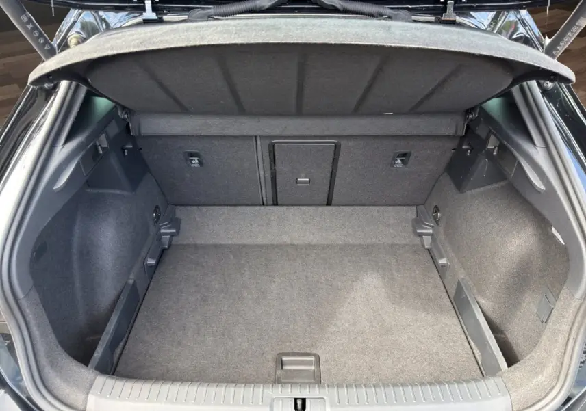 Coffre ouvert vu de face, intérieur gris foncé, espace de rangement propre et bien fini du CUPRA Formentor.