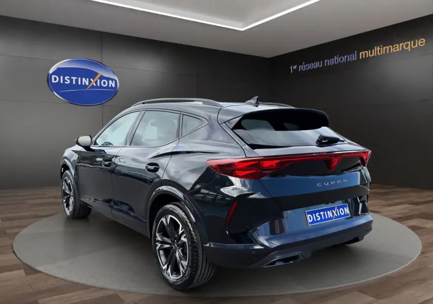 Vue 3/4 arrière droite d'un CUPRA Formentor noir brillant avec feux arrière LED et jantes alliage distinctives.