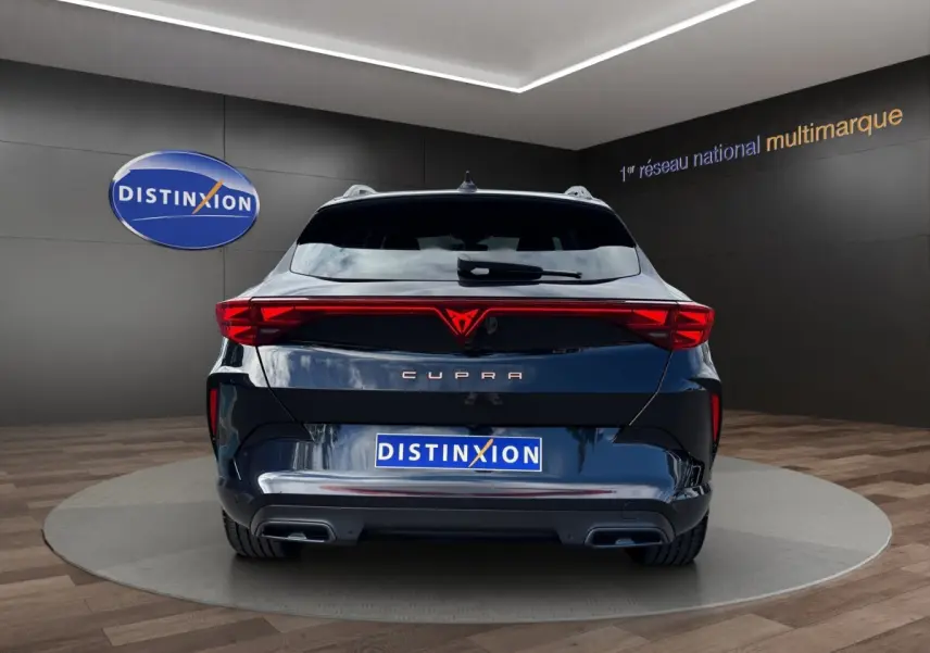 Vue arrière d'une CUPRA Formentor noire avec feux LED reliés et double sortie d'échappement intégrée.