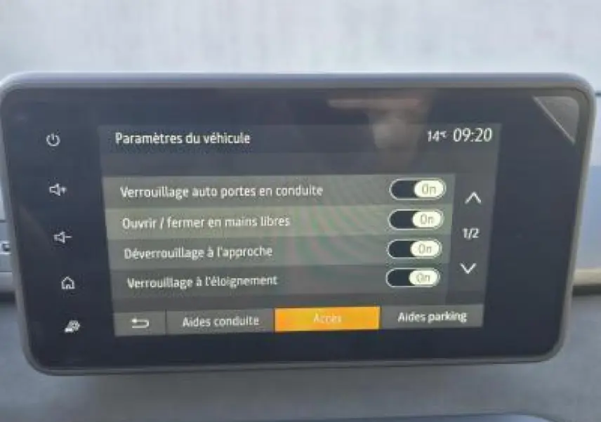 Écran tactile 8 pouces du système multimédia Dacia Sandero III Stepway, affichant les paramètres de verrouillage des portes.