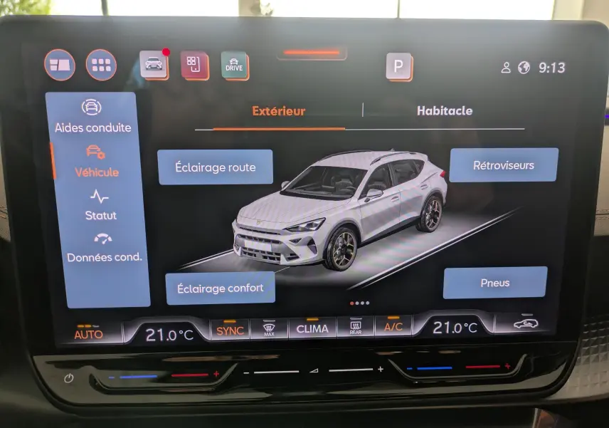 Écran tactile intérieur montrant une vue 3/4 avant d'une CUPRA Formentor gris magnétique avec options d'éclairage et rétroviseurs.