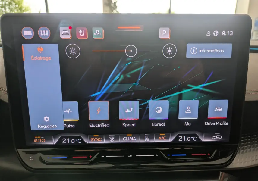 Écran tactile central de la CUPRA Formentor 2.0 TDI 150 DSG7 affichant les réglages d’éclairage et profils de conduite.