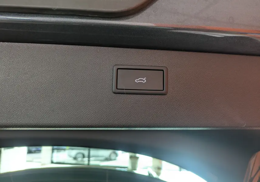 Bouton d'ouverture électrique du hayon sur la garniture intérieure arrière d'un CUPRA Formentor gris magnétique.