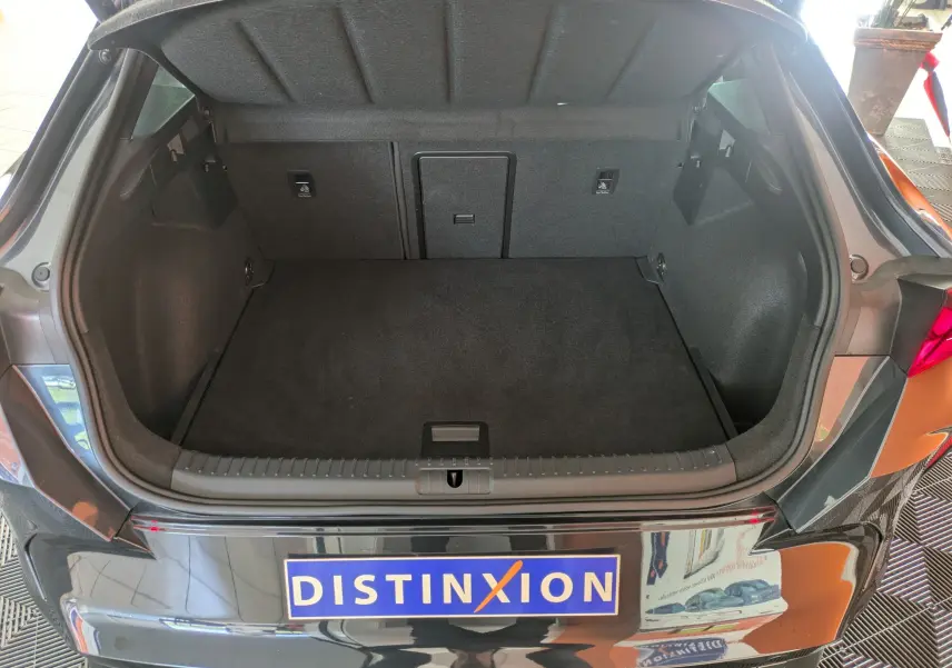 Coffre ouvert vu de l'arrière d'une CUPRA Formentor gris magnétique 2025, montrant l'espace de chargement vide.