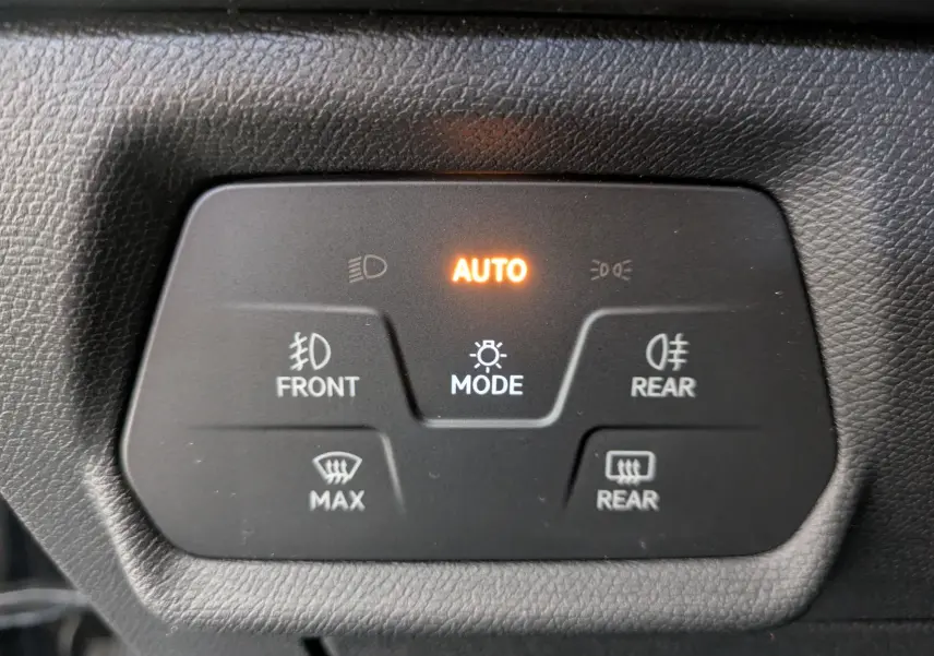 Gros plan sur le panneau de commandes d’éclairage du CUPRA Formentor gris magnétique, avec mode automatique activé.