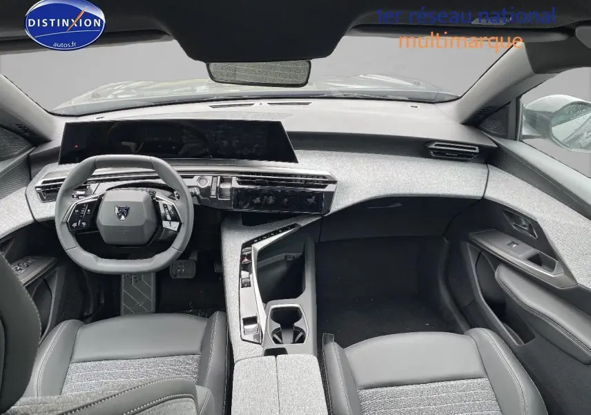 Vue intérieure avant du Peugeot 5008 Hybrid 145 allure e-dcs6 avec tableau de bord gris clair et sièges bi-matière gris et noir.