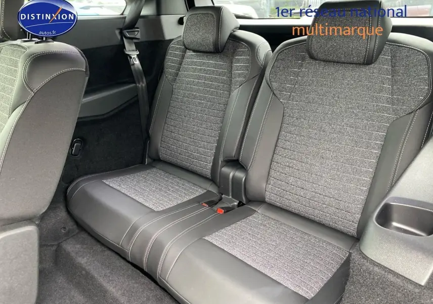 Vue rapprochée des deux sièges arrière gris tissu et cuir du Peugeot 5008 Hybrid 145 allure e-dcs6 2025.