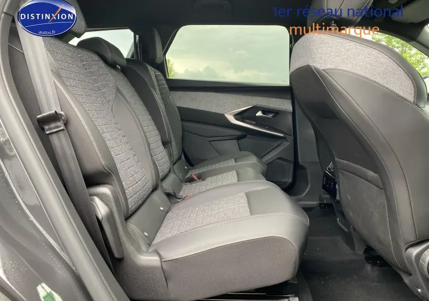 Vue latérale gauche sur les sièges arrière gris tissu et cuir du Peugeot 5008 Hybrid 145 allure 2025.