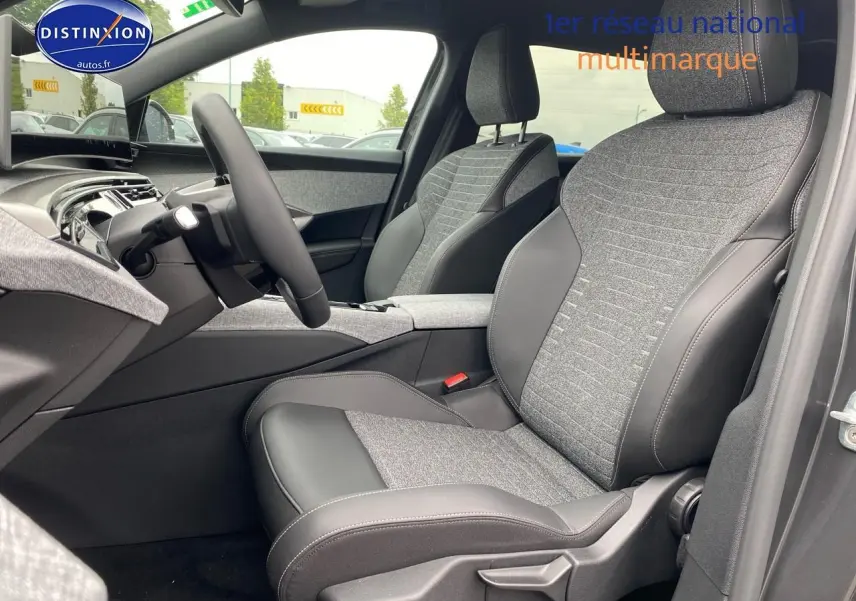 Vue intérieure côté conducteur du Peugeot 5008 Hybrid 145 allure e-dcs6 2025, sièges tissu gris et cuir noir.