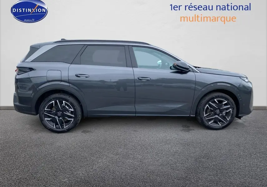 Profil côté gauche d’un Peugeot 5008 Hybrid 145 allure gris titane avec jantes alu et vitres surteintées.