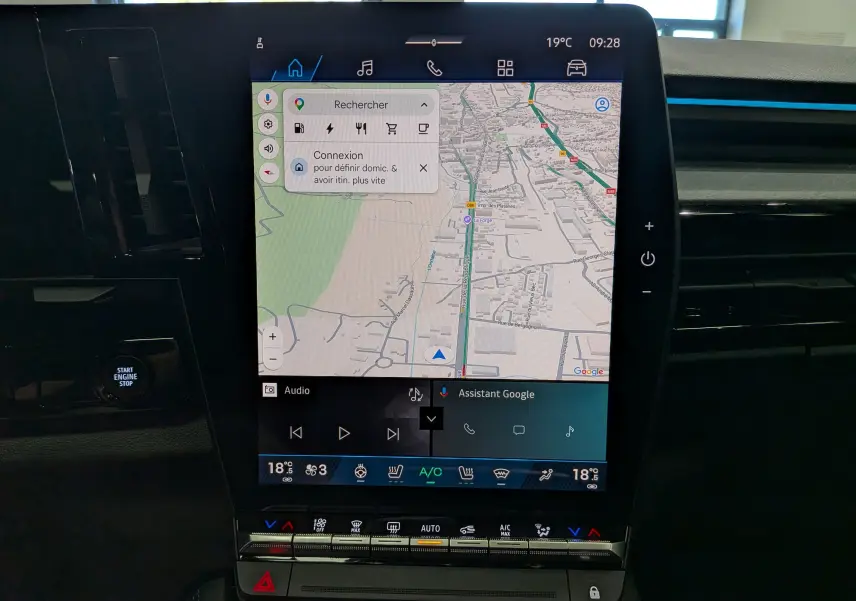 Écran central tactile du Renault Rafale 2026 affichant la navigation GPS avec commandes climatisation et audio intégrées.