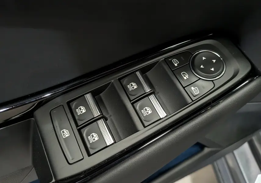 Gros plan sur les commandes des vitres et des rétroviseurs dans l'habitacle noir du Renault Rafale hyper hybrid 2026.