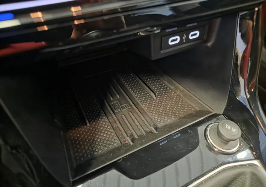 Gros plan sur la console centrale noire du Volkswagen T-Cross gris 2025 avec ports USB-C et prise 12V visible.