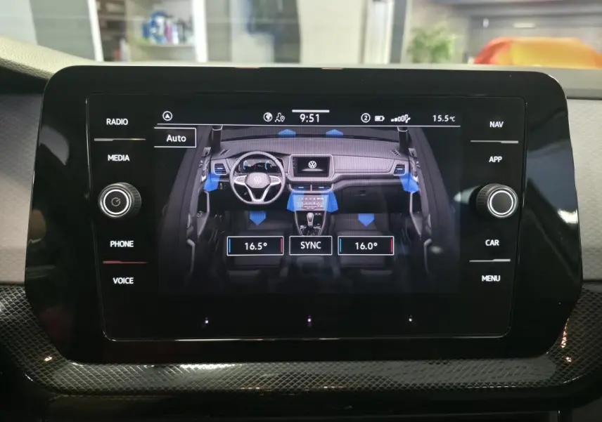 Écran tactile central du Volkswagen T-Cross 2025 affichant les réglages de climatisation bi-zone.